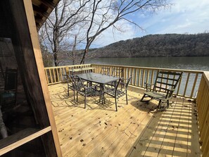 Outdoor dining - Cozy 1-bedroom chalet on the Black Warrior River in Tuscaloosa! (Tuscaloosa)