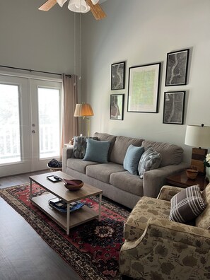 Living area - Cozy 1-bedroom chalet on the Black Warrior River in Tuscaloosa! (Tuscaloosa)