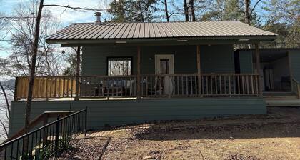 Cozy 1-bedroom chalet on the Black Warrior River in Tuscaloosa!