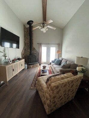 Living area - Cozy 1-bedroom chalet on the Black Warrior River in Tuscaloosa! (Tuscaloosa)
