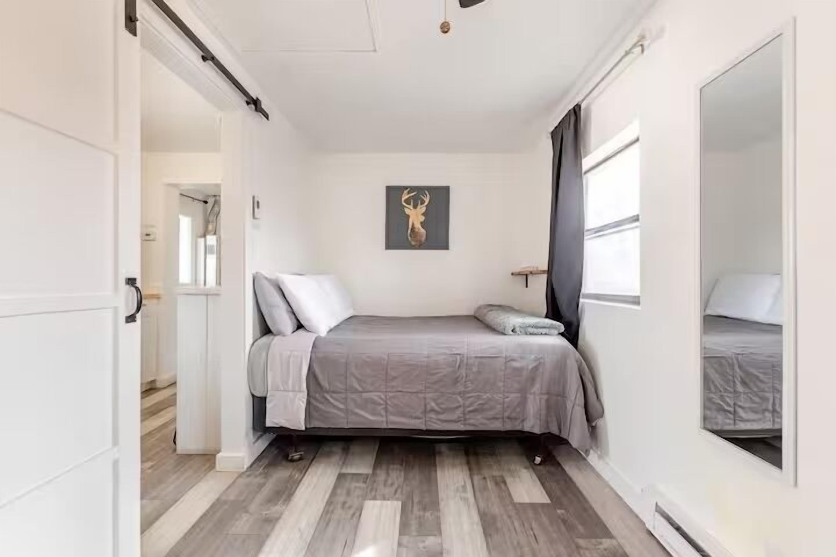 Een strijkplank/strijkijzer, wifi, beddengoed