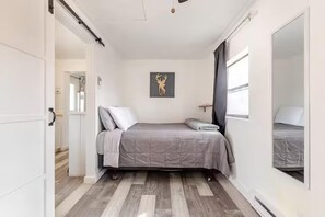 Een strijkplank/strijkijzer, wifi, beddengoed