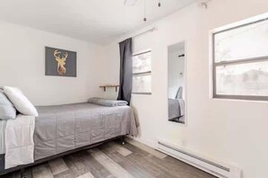 Tabla de planchar con plancha, wifi gratis y ropa de cama 