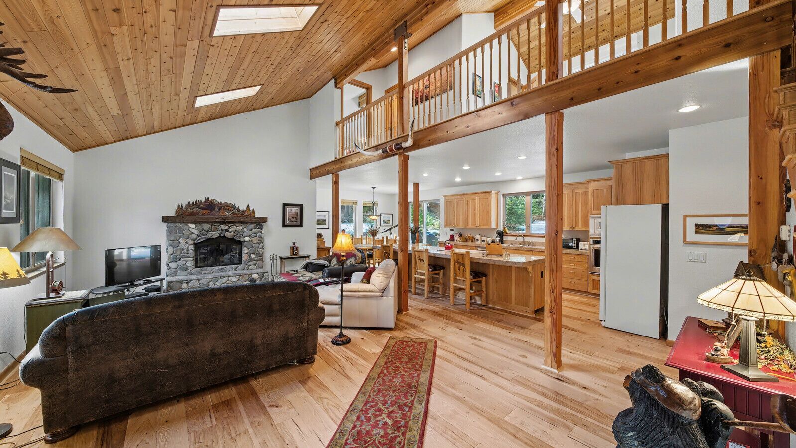 Fernseher, Kamin, Bücher