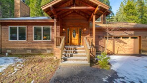 Exterior - Inviting mountain home in the heart of Graeagle (Graeagle)