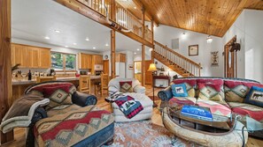 TV, fireplace, books - Inviting mountain home in the heart of Graeagle (Graeagle)