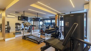A modern gym with treadmills, weight machines, and a variety of fitness equipment. - Studio na Lapa Varanda Academia e Coworking (São Paulo)