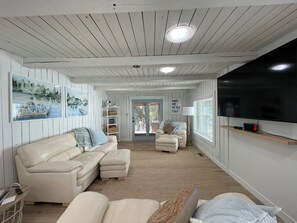 Living area - Lakefront 3 bedroom, 3.5 bath - enclosed porch, private dock, hot tub & fire pit (Sunrise Beach)