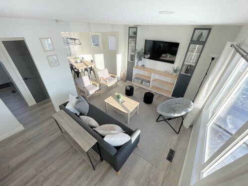 Montague View: Home Across from Lakeview Park