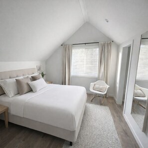 2 chambres, bureau, fer et planche à repasser, lit parapluie