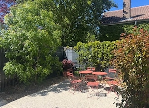 Outdoor dining - Le Nid - Domaine de la Tour - New apartment for 6 people (Fleury)