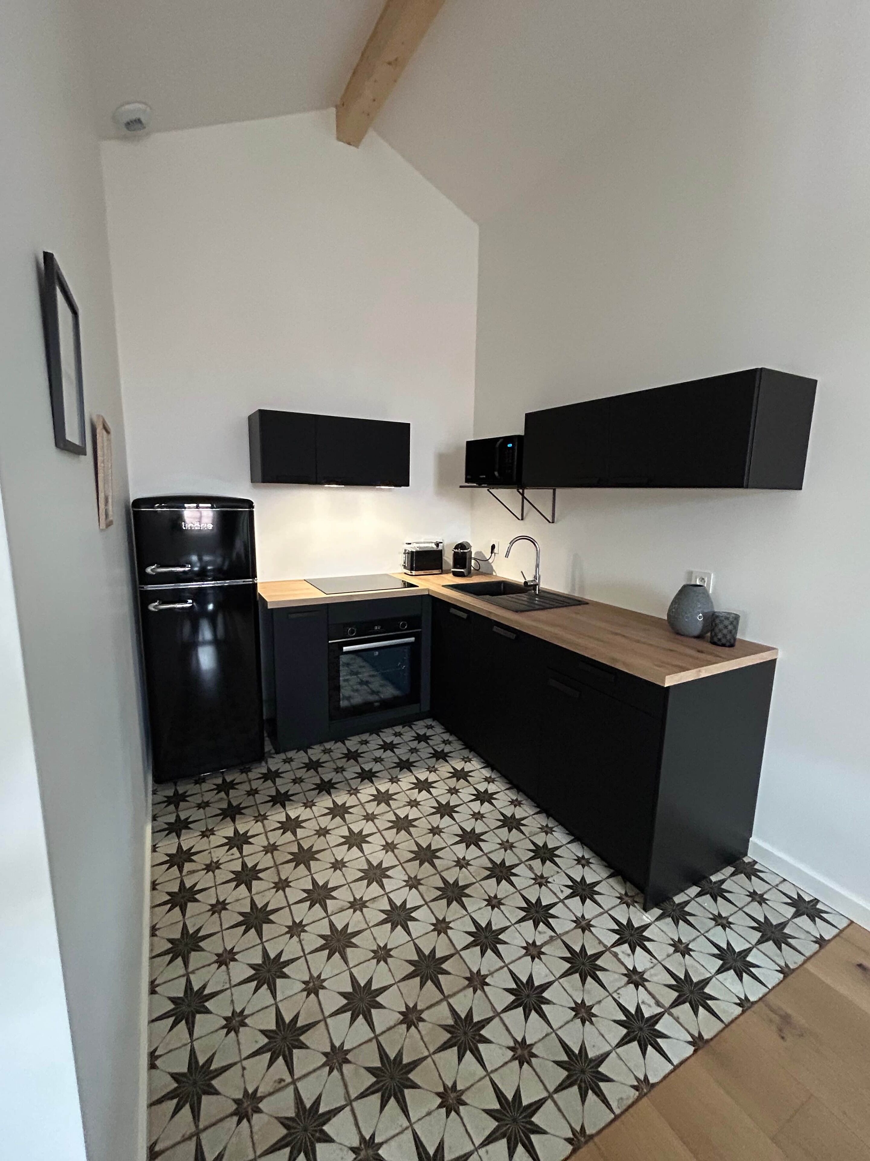 Réfrigérateur, micro-ondes, four, plaque de cuisson