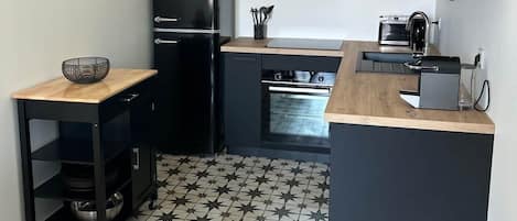 Réfrigérateur, micro-ondes, four, plaque de cuisson