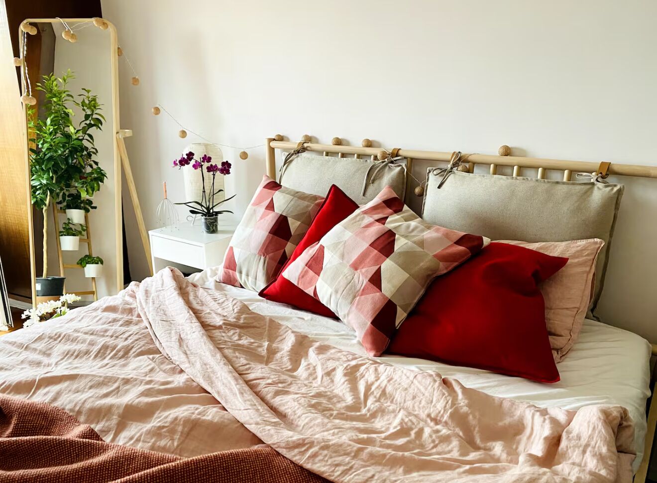 Een strijkplank/strijkijzer, wifi, beddengoed