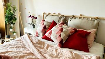 Een strijkplank/strijkijzer, wifi, beddengoed