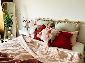 Een strijkplank/strijkijzer, wifi, beddengoed