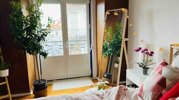 Tabla de planchar con plancha, wifi, ropa de cama