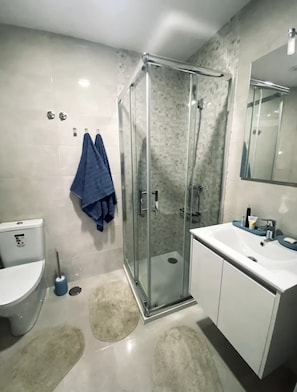 Een douche, een haardroger, een bidet, handdoeken