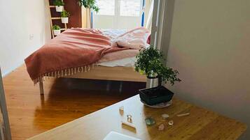 Een strijkplank/strijkijzer, wifi, beddengoed