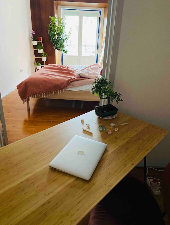 Een strijkplank/strijkijzer, wifi, beddengoed