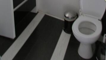 Hårføner, håndklær og toalettpapir