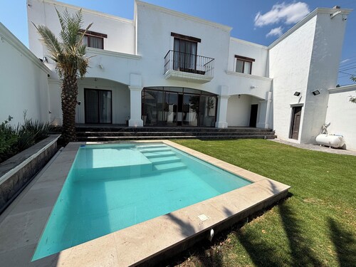 Casa María, Elegant Modern Retreat with Private Pool