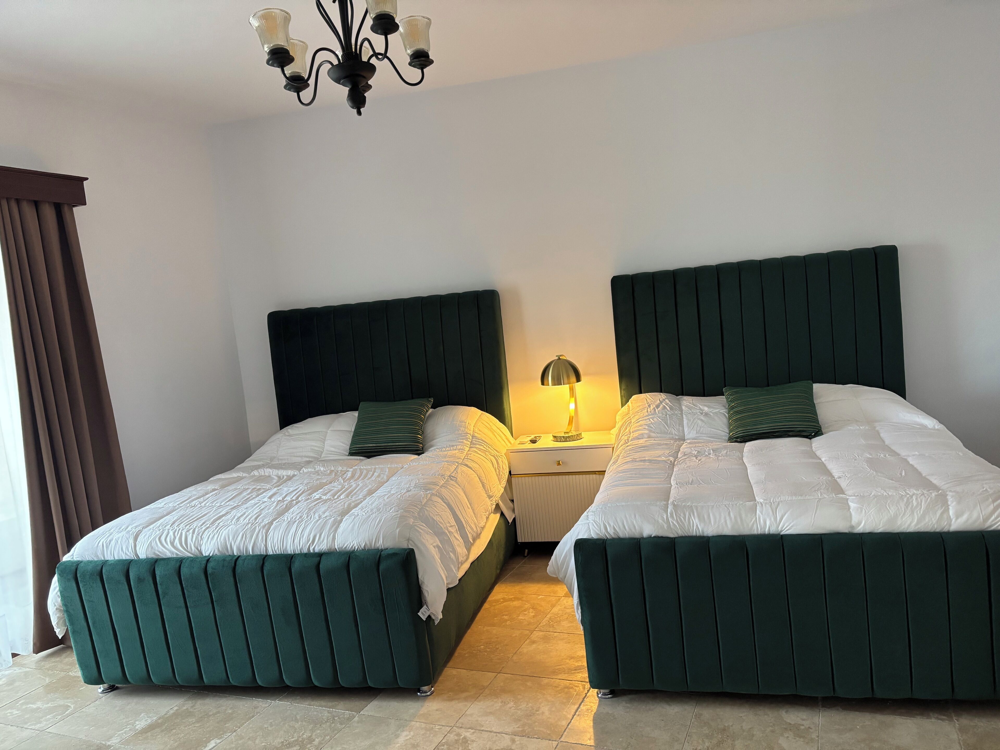 4 室のベッドルーム、アイロン / アイロン台、インターネット、ベッドシーツ