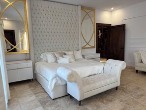 4 bedrooms, iron/ironing board, Internet, bed sheets