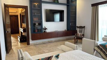 4 bedrooms, iron/ironing board, internet, bed sheets