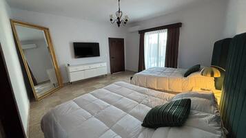 4 dormitorios, tabla de planchar con plancha, Internet y ropa de cama