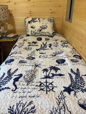 2 bedrooms, free WiFi, bed sheets - Charm in the Woods! Find your Peace and Beauty (Tremont)