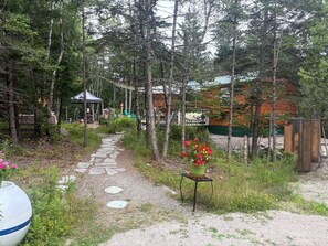 Property grounds - Charm in the Woods! Find your Peace and Beauty (Tremont)