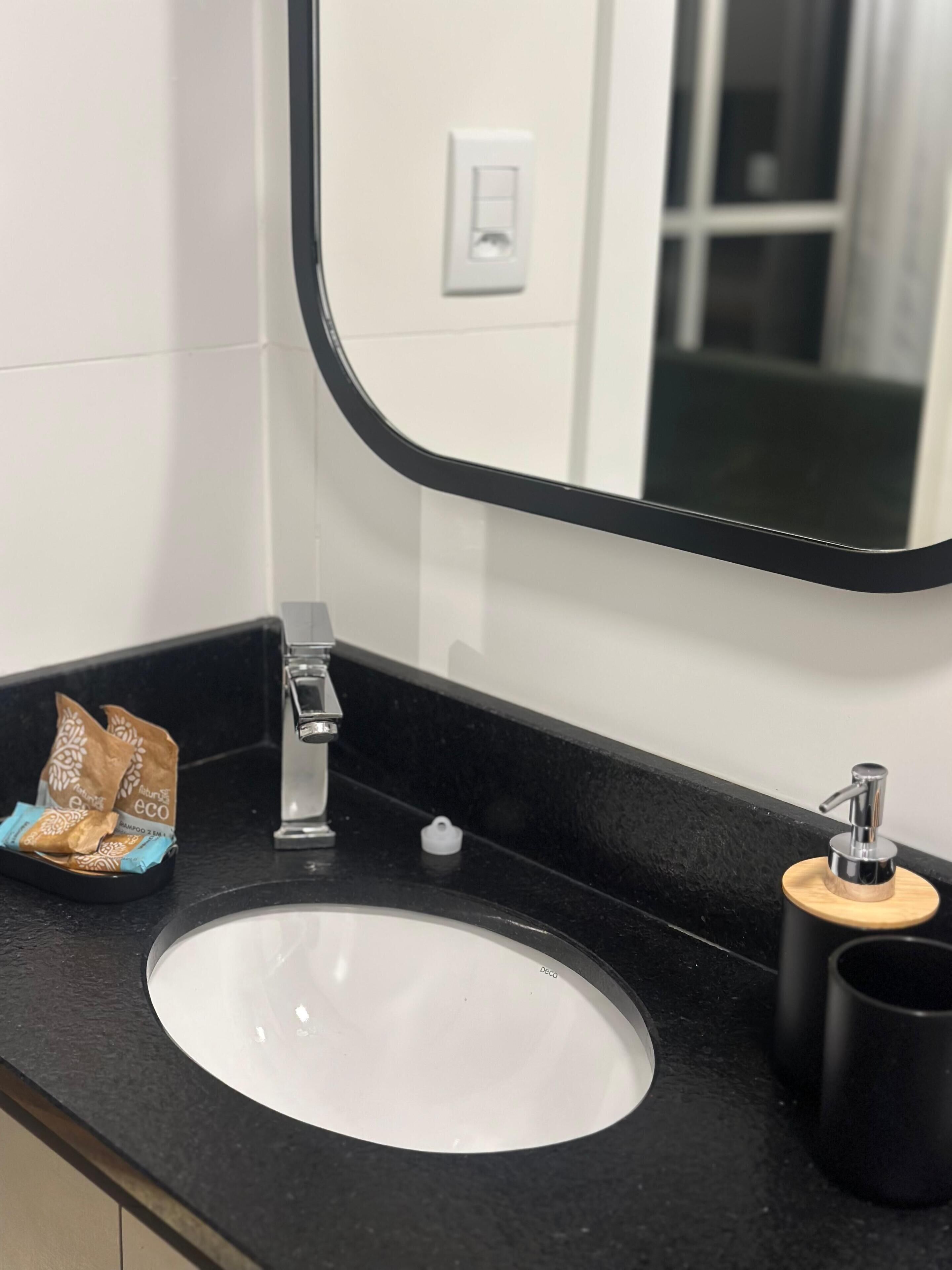 Dusch, hårtork, handdukar och tvål