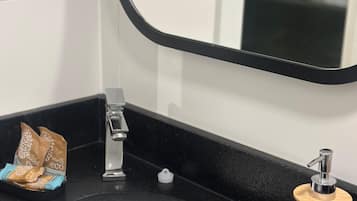 Dusch, hÄrtork, handdukar och tvÄl