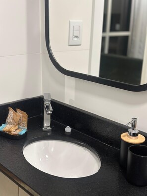 Dusch, hårtork, handdukar och tvål