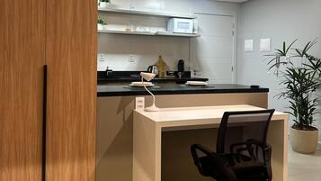 Refrigerador, microondas, parrilla de estufa y tetera eléctrica