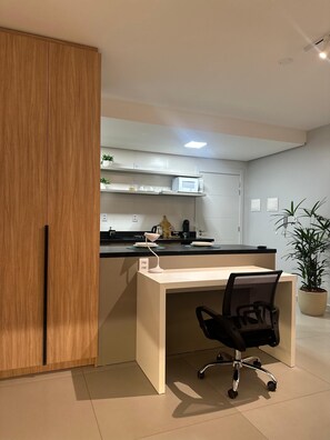 Kylskåp, mikrovågsugn, spishäll och vattenkokare