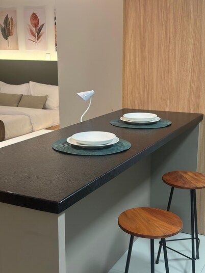 Modern, high-standard studio apartment with covered parking - near UNISC.