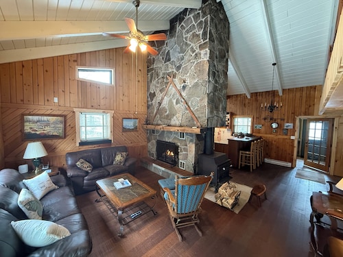 Starry Night Retreat cabin w/ 2 bedroom plus loft retreat on 5 acres of solitude