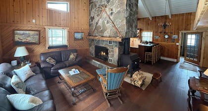 Starry Night Retreat cabin w/ 2 bedroom plus loft retreat on 2 acres of solitude