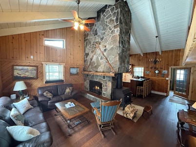 Starry Night Retreat cabin w/ 2 bedroom plus loft retreat on 2 acres of solitude