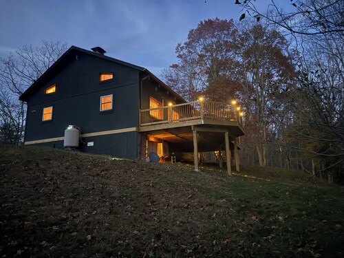 Starry Night Retreat cabin w/ 2 bedroom plus loft retreat on 5 acres of solitude