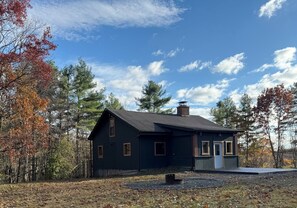 Exterior - Starry Night Retreat cabin w/ 2 bedroom plus loft retreat on 2 acres of solitude (Arbovale)