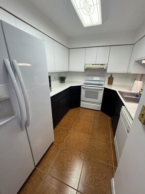 Microondas, horno, parrilla de estufa y lavavajillas 