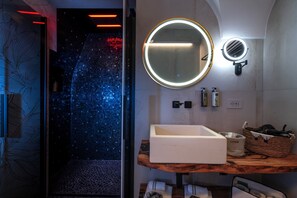 Shower, hair dryer, bidet, towels - Private suite & spa just steps from the sea with hot tub and sauna. (Vitigliano)