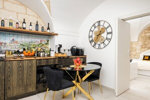 Dining - Private suite & spa just steps from the sea with hot tub and sauna. (Vitigliano)