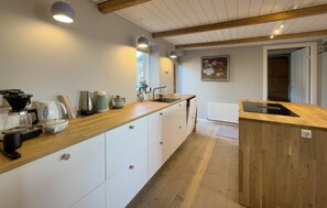 冷蔵庫、オーブン、コンロ、食器洗い機