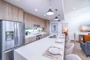 Micro-ondes, four, plaque de cuisson, lave-vaisselle