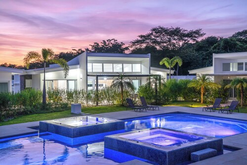 Luxury Walk-to-Beach 3BR Oasis , Playa Avellanas