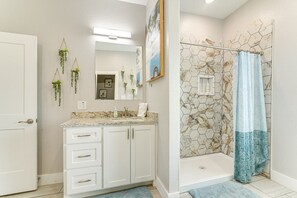 Shower, towels - Walk to the Strand! Sleeps 14! (Galveston)